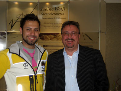 Andi Langenhan mit Herrn Hoffmann, S+N Baustoffmarkt